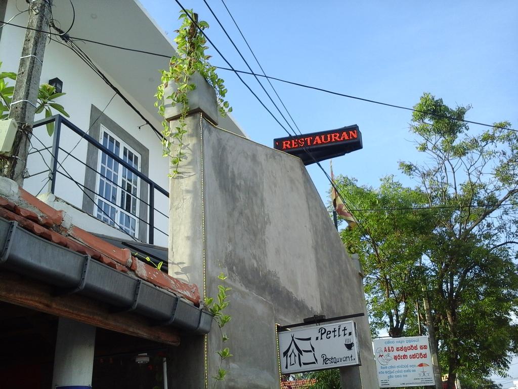 Petit Guest House Negombo Buitenkant foto